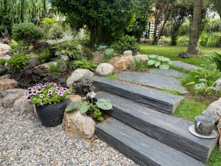 Espace vert aménagé par Camps Paysage avec plantations et engazonnement
