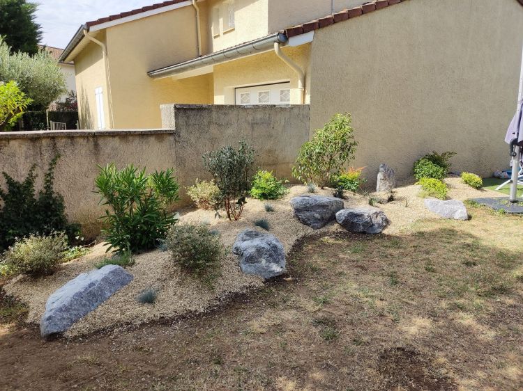 Jardin aménagé avec terrasse et plantations, réalisé par Camps Paysage à Bourg-lès-Valence